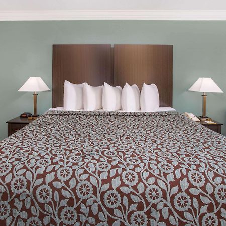 Days Inn By Wyndham Crowley Esterno foto