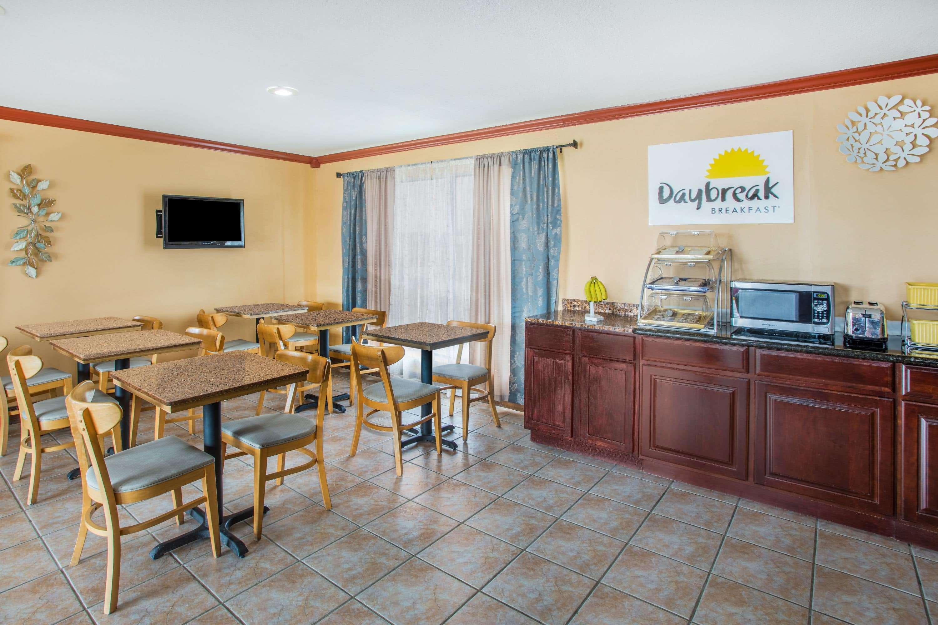Days Inn By Wyndham Crowley Esterno foto