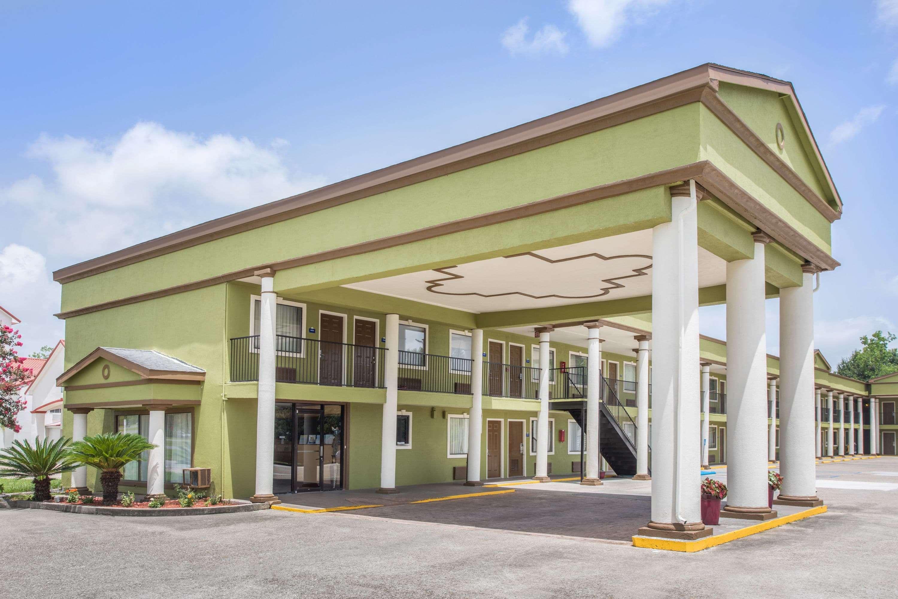 Days Inn By Wyndham Crowley Esterno foto